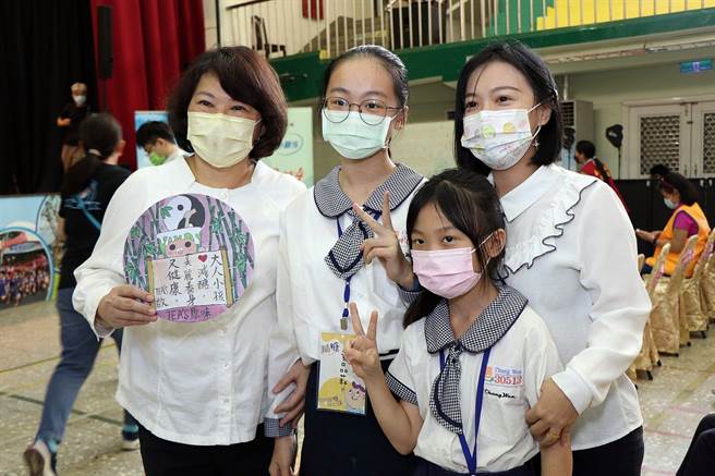 嘉义市长黄敏惠（左）表扬设计减糖饮料杯封膜的学童。（嘉义市政府提供／廖素慧嘉市传真）