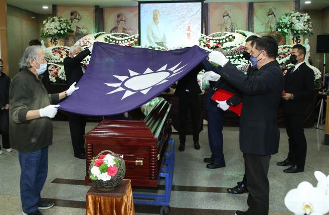 张国栋棺木被覆盖党旗。（陈俊吉摄）