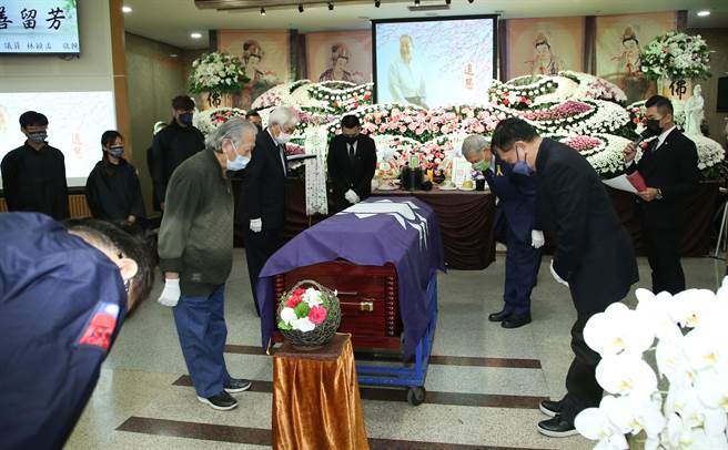 张国栋棺木被覆盖党旗。（陈俊吉摄）