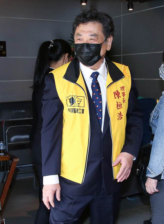 演艺总工会理事长康凯出席张国栋告别式。（陈俊吉摄）