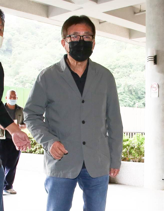 梁修身出席张国栋告别式。（陈俊吉摄）