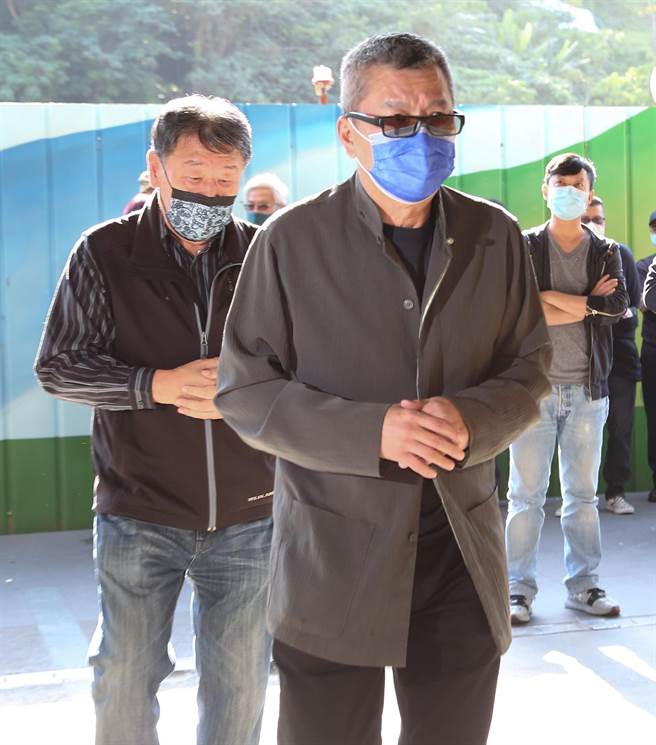 杨光友、陆一龙出席张国栋告别式。（陈俊吉摄）