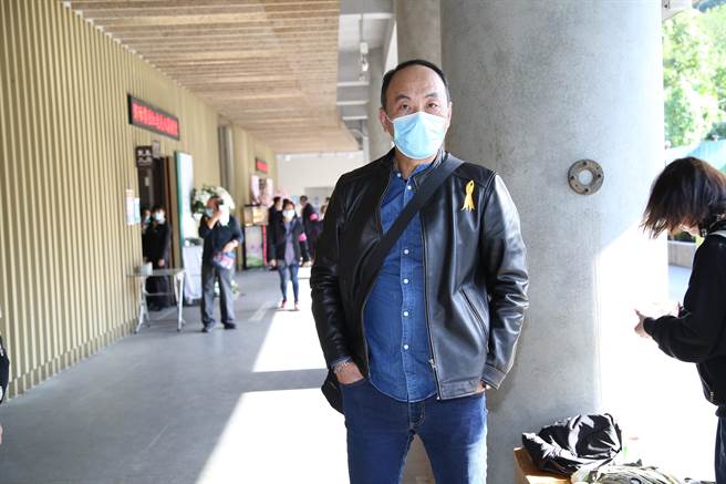 王自强出席张国栋告别式。（陈俊吉摄）