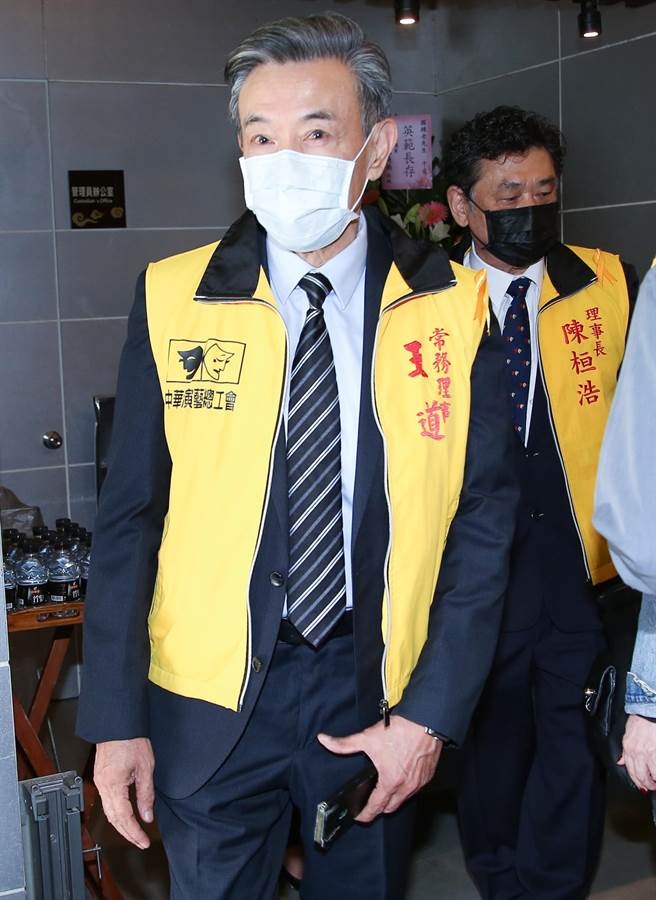 王道出席张国栋告别式。（陈俊吉摄）