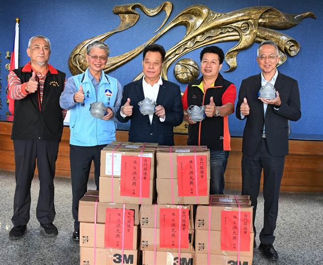 金门「火烧埔」田野火警多，县议长洪允典捐赠85个3M救灾防烟专业面罩及过滤棉耗材一批，提供义消总队所属各义消分队使用。（金门县消防局提供）