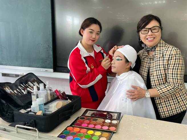 启英高中刘语洁（左）勇夺全国高级中等学校家事类学生技艺竞赛美顏类金手奖。（吕筱蝉摄）