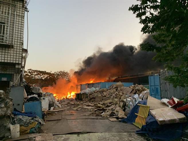 八德区东勇街400巷一处回收场，15日傍晚5点惨遭祝融。(翻摄照片／蔡依珍桃园传真)