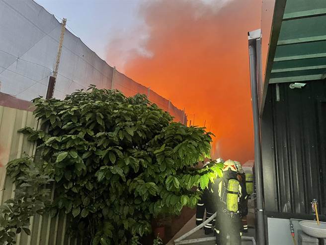 八德区东勇街400巷一处回收场，15日傍晚5点惨遭祝融。(翻摄照片／蔡依珍桃园传真)