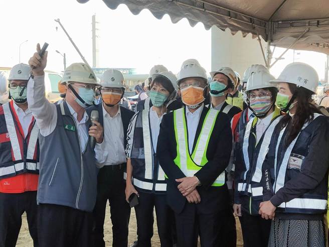 行政院長蘇貞昌視察營建署台南都會區北外環快速道路工程進度。（洪榮志攝）