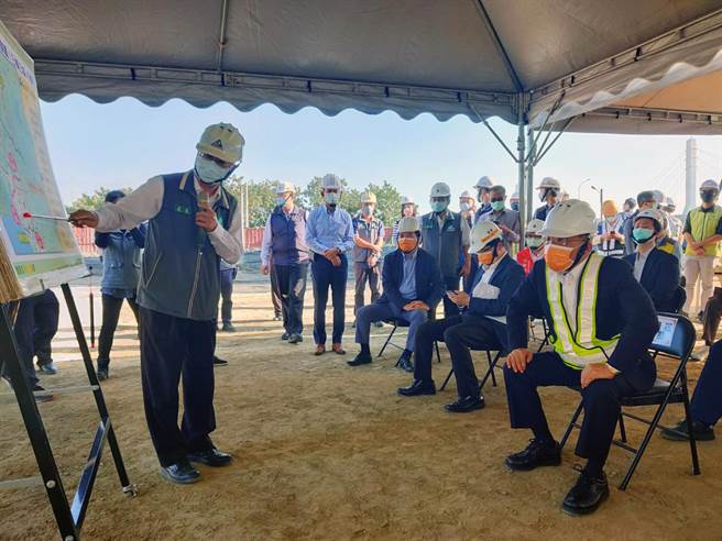 行政院長蘇貞昌聽取營建署南工處長吳瑞安的簡報。（洪榮志攝）
