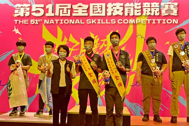 第51届全国技能竞赛中彰投分署培训选手郭博渊、林子闵勇夺新增职类「机器人系统整合」金牌。（劳动力发展署中彰投分署／卢金足台中传真）