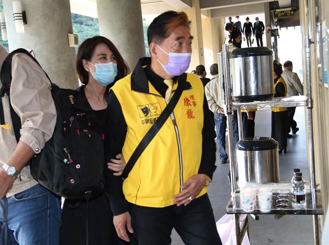 康龙与女友黄小姐一起出席张国栋告别式。（陈俊吉摄）