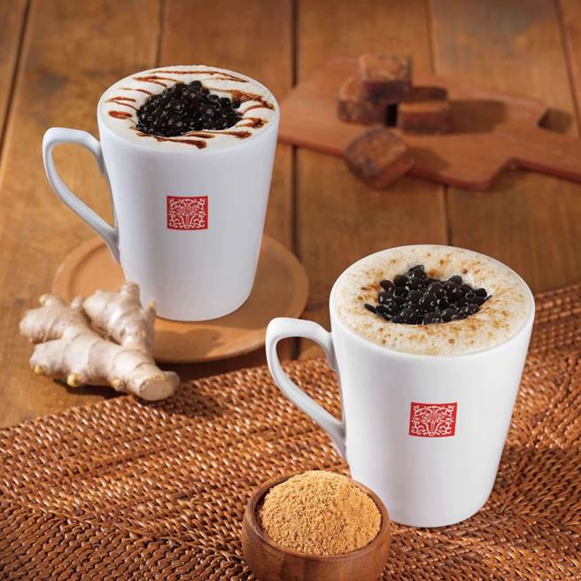 「黑糖系列」饮品，採用台湾甘蔗拌炒熬煮的传统黑糖。（春水堂提供）