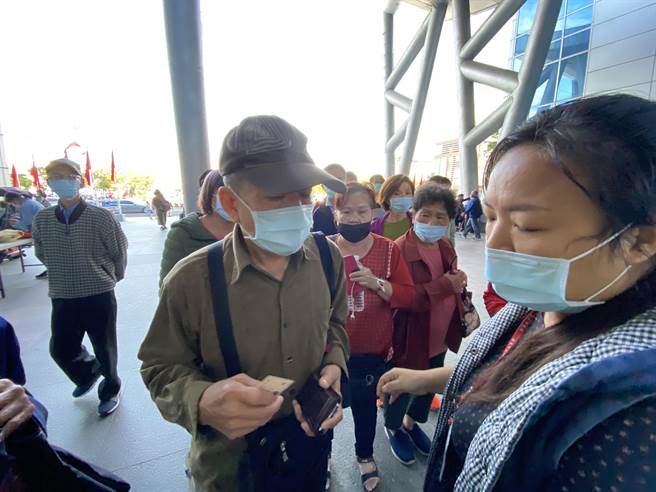 嘉義市購物節人潮大排長龍，民眾沒領到號碼牌被勸阻在門外。（廖素慧攝）