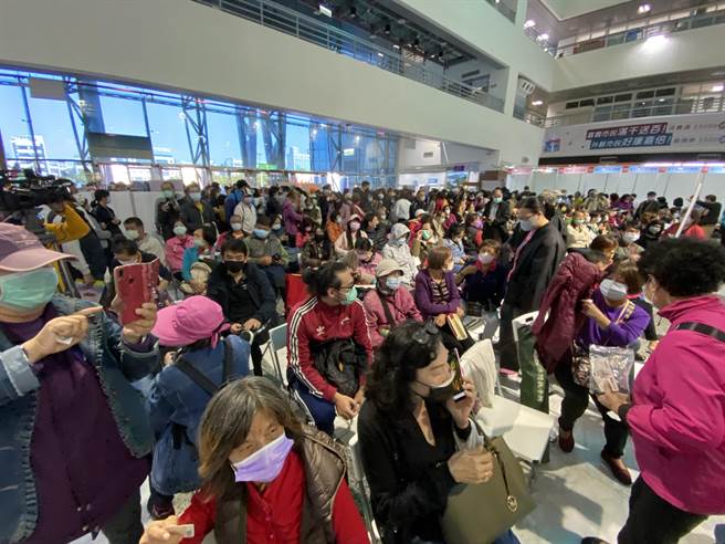 嘉義市購物節兌換人潮擠爆市府。（廖素慧攝）