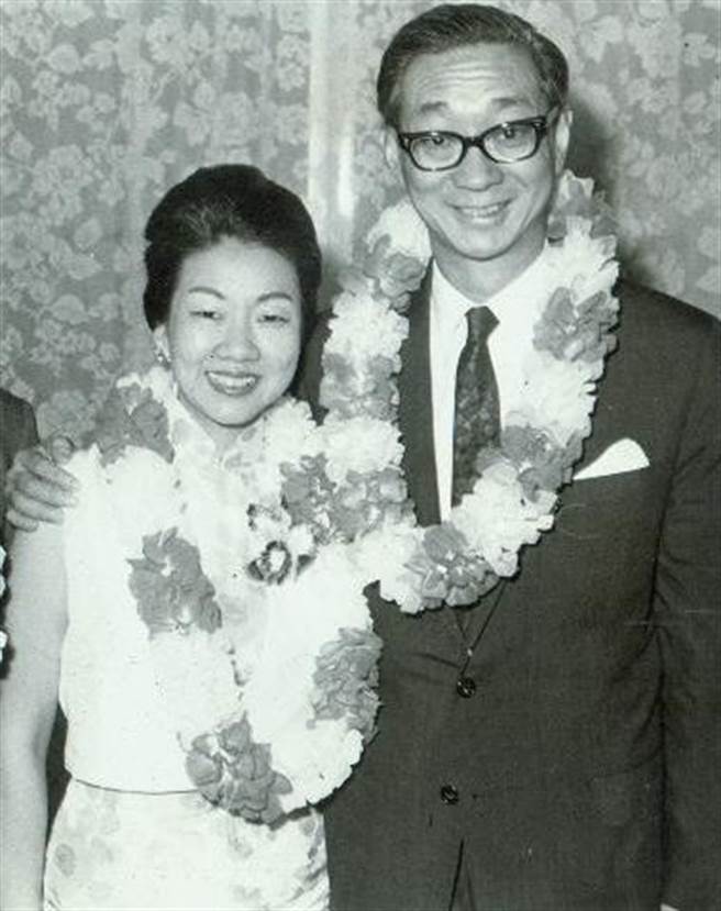 1964年06月12日馬來西亞參加第十一屆亞洲影展代表團團長陸運濤夫婦抵達台北。（聯合社攝）