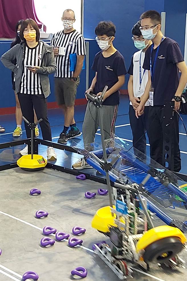 机器人竞赛讲求高度的团队合作，同时也考验着所有选手的各项能力。