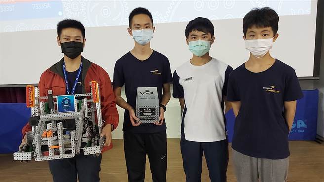 普台高中学生锺朋霖、郑楀谚、叶帛晨及杨睿泽(由左至右)参加「2021-2022 VEX Tipping Point机器人竞赛」夺冠，表现亮眼！