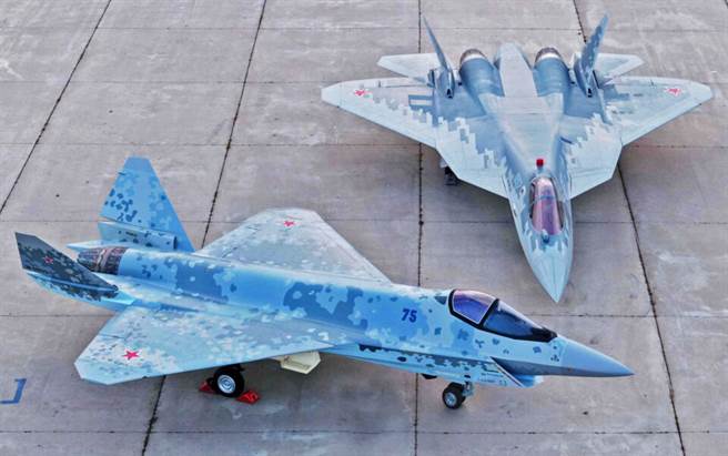 写着75的「将军」战机，与Su-57「重罪犯」。(图/Sukhoi)
