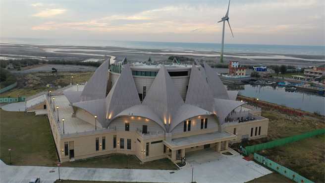 市议员吴敏济15日抨击说，大安妈祖文化园区市府斥资6.84亿元建设经费外，还白缴500多万元电费，像1座烧钱的金炉，令人痛心。（市议员吴敏济提供）