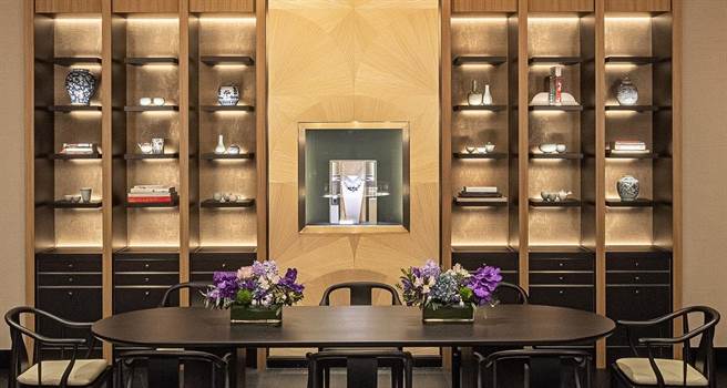 梵克雅寶微風信義旗艦店的「Tea Salon」VIP室，如茶房格櫃牆上陳列各色茶具和盆栽，充滿東方禪風。（Van Cleef &amp; Arpels提供）