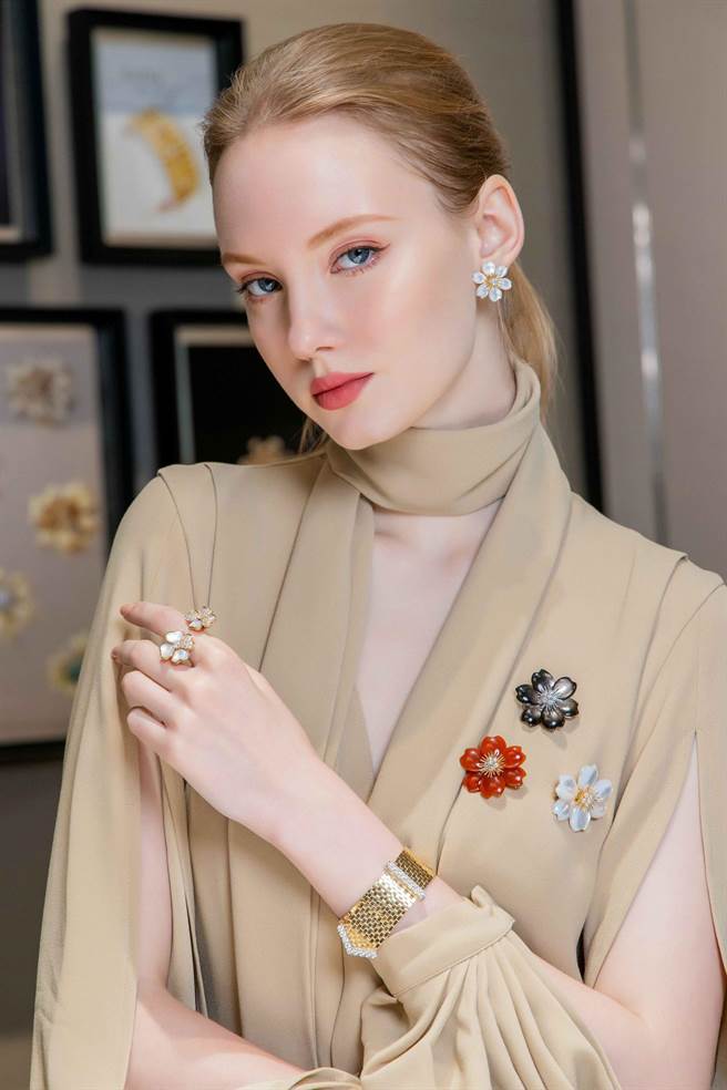 梵克雅宝微风信义旗舰店昨天开幕，模特儿展示今年新款花朵风珠宝。（Van Cleef & Arpels提供）