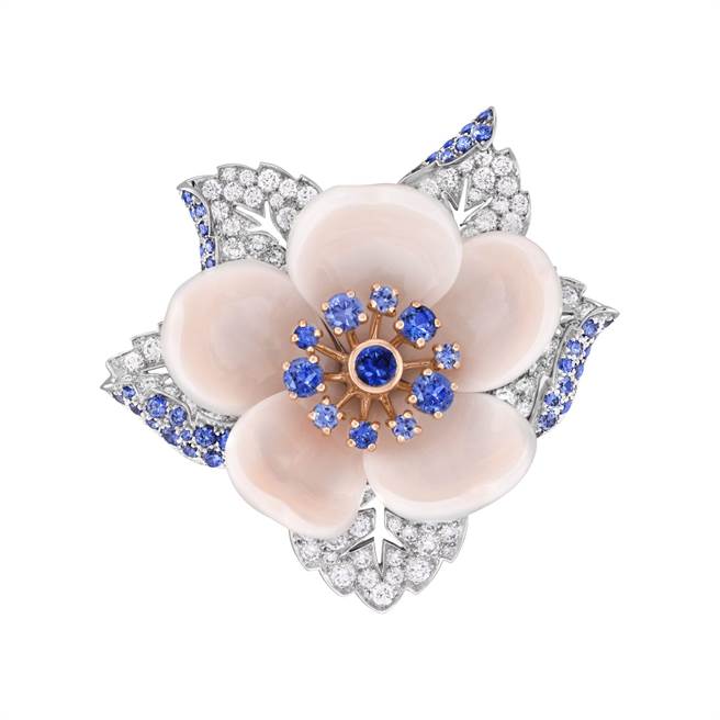 梵克雅宝Cerisier precieux花朵风胸针，蓝宝石、珊瑚及钻石等，760万元。（Van Cleef & Arpels提供）