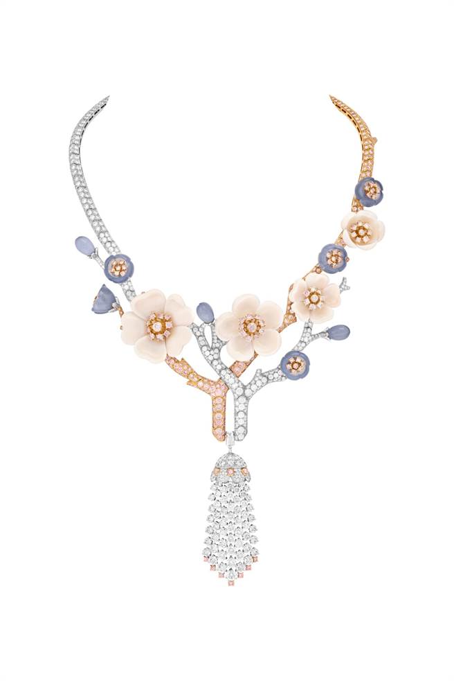 梵克雅宝Cerisier precieux花朵风项炼，玉髓、粉红色珊瑚，白色及粉色钻石等，3270万元。（Van Cleef & Arpels提供）