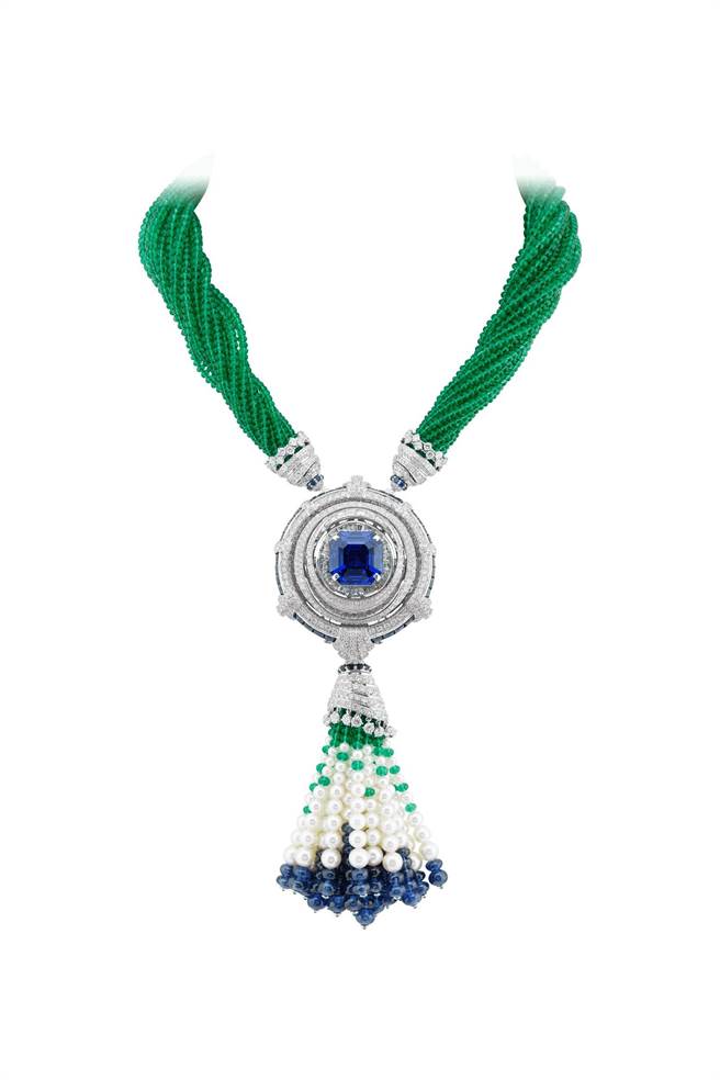 梵克雅宝Miroir enchante可转换式项炼，总重381克拉祖母绿圆珠，主石为24.588克拉蓝宝石，1亿4050万元。（Van Cleef & Arpels提供）