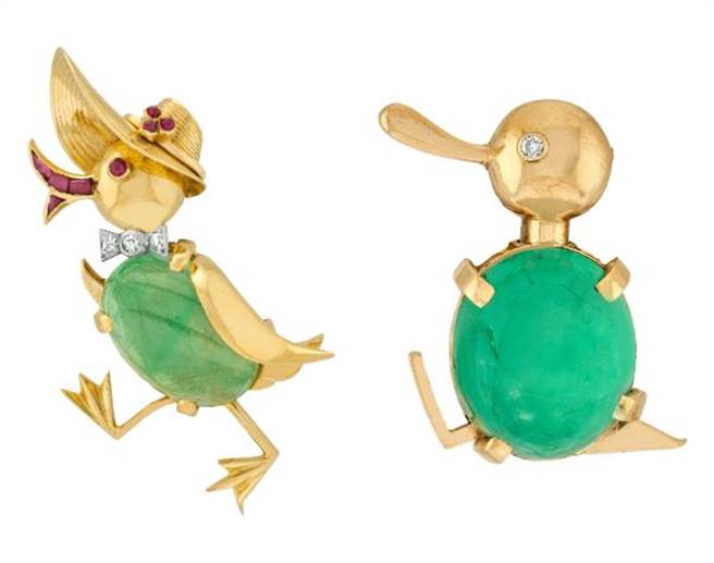 梵克雅宝Heritage典藏系列1951年作品Cane au chapeau胸针和1950年作品Bec en l'air胸针，合购价111万元。（Van Cleef & Arpels提供）