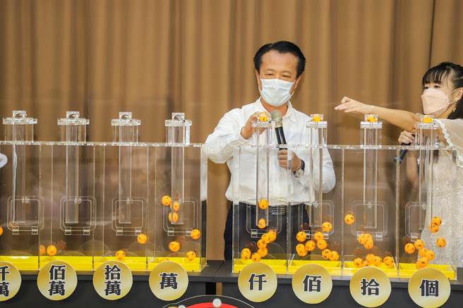 嘉义县政府今以直播方式举行「月月抽」振兴活动第一波抽奖，全程网路直播，163个奖项，超过百万元。（嘉义县政府提供∕吕妍庭嘉义传真）