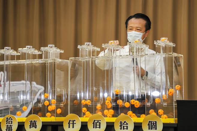 嘉义县政府今以直播方式举行「月月抽」振兴活动第一波抽奖，全程网路直播，163个奖项，超过百万元。（嘉义县政府提供∕吕妍庭嘉义传真）