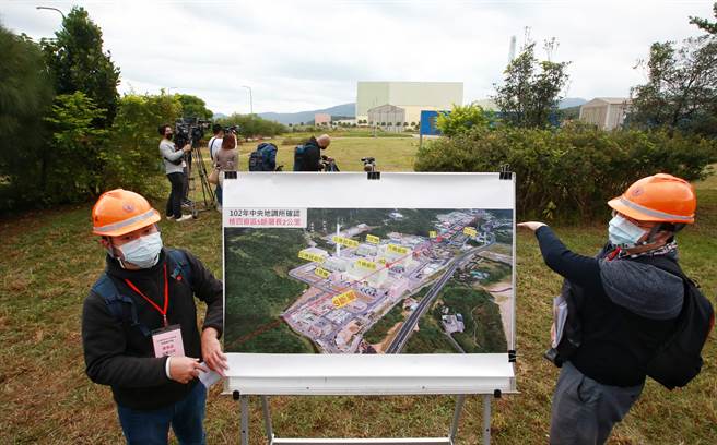 立法院教育文化委員會15日考察龍門核電廠視察「核四廠區S斷層」，台電公司在實地斷層區域設置簡報向媒體說明。（陳信翰攝）