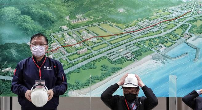 立法院教育文化委員會15日考察龍門核電廠視察「核四廠區S斷層」，國民黨立委李德維（左）、經濟部次長曾文生（右）等人戴上安全帽準備到實地考察，身後看板為龍門電廠鳥瞰圖並以紅色繩子標示斷層區，說明斷層走向與範圍。（陳信翰攝）