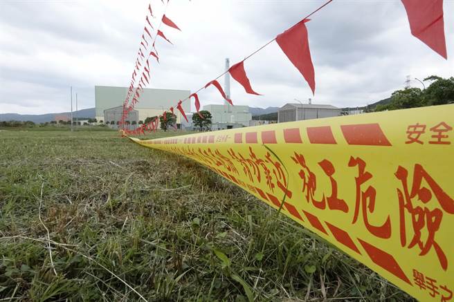 台電公司在實地斷層區域拉上繩子說明斷層走向與範圍。（陳信翰攝）