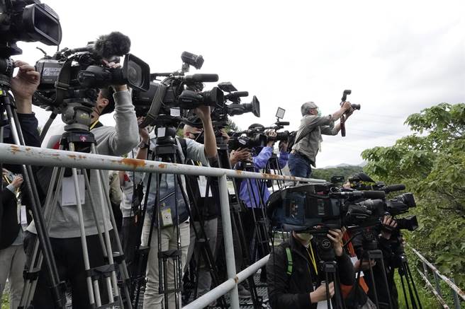 立法院教育文化委員會15日考察龍門核電廠視察「核四廠區S斷層」，媒體在一旁的山腰平台拍攝電廠全貌。（陳信翰攝）