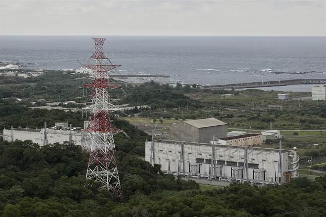 立法院教育文化委員會15日考察龍門核電廠視察「核四廠區S斷層」，圖為電廠旁的變電所。（陳信翰攝）