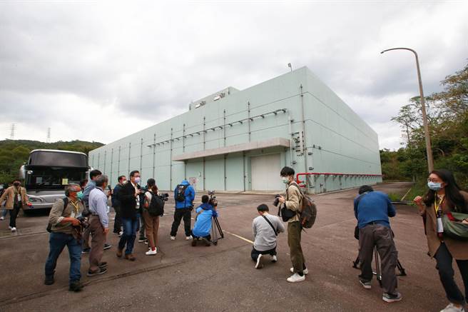 圖為廠內低輻射廢棄物倉庫外觀，是一座地下兩層、地下兩層的建築物，可儲存約兩萬桶廢棄物。（陳信翰攝）