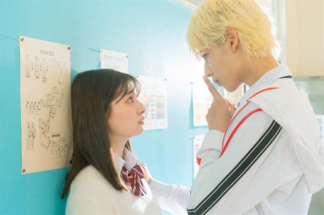 Raul对吉川爱实行「强制壁咚」。（捷杰电影提供）