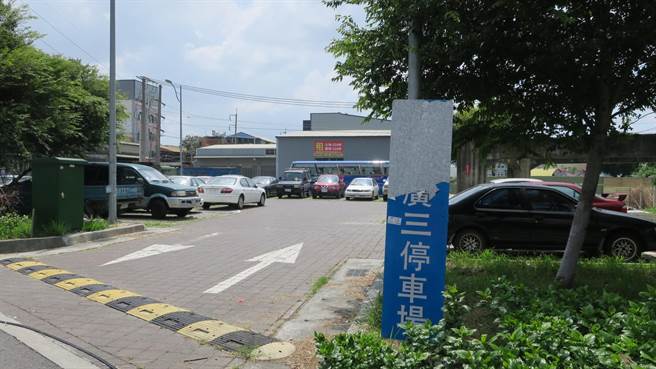 彰化县全县目前有5个市镇开始实施路边停车收费，但民眾仍常抱怨市区蛋黄区停车位一位难求，尤其路边停车每小时20元，多数收费停车场至少30元起跳，不利于路边停车格提升周转率。（谢琼云摄）