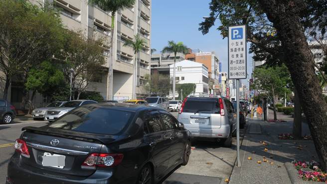 彰化县全县目前有5个市镇开始实施路边停车收费，但民眾仍常抱怨市区蛋黄区停车位一位难求，尤其路边停车每小时20元，多数收费停车场至少30元起跳，不利于路边停车格提升周转率。（谢琼云摄）