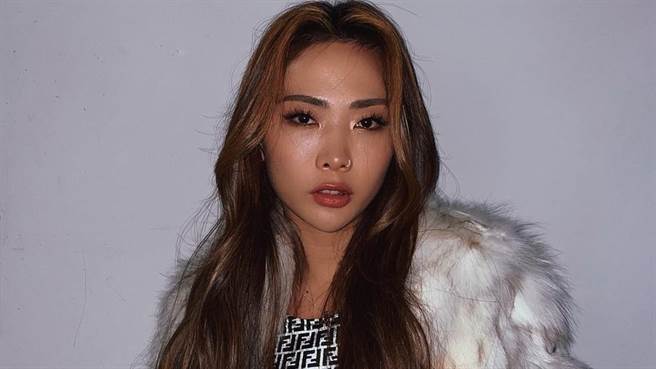 女舞者Honey J近日登上《RM》，录影到一半突然哮喘发作让所有人吓坏。（图／IG@__honey.j__）