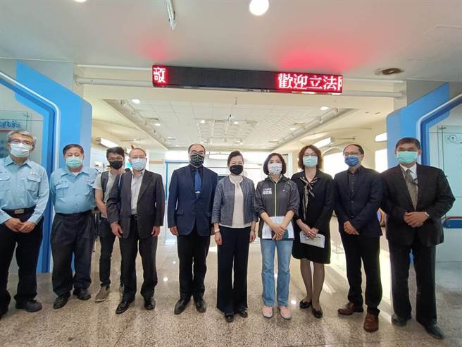 立委何欣纯15日率立院经济委员会赴台中港，考察中油天然气接收站运作及离岸风电国产化建设。（陈淑娥摄）