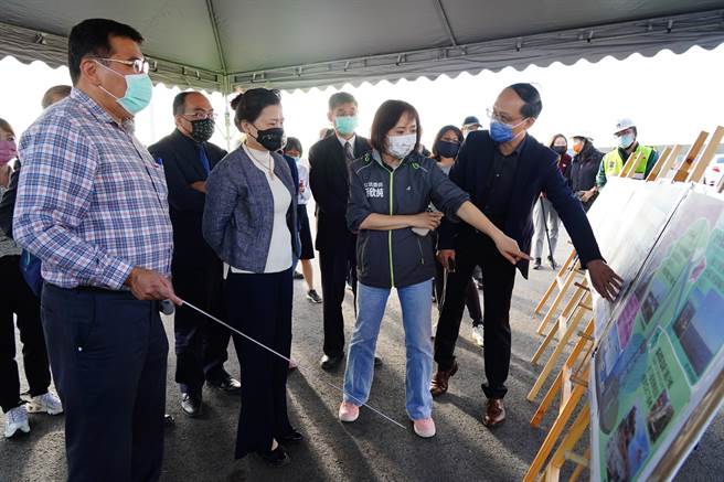 立委何欣纯15日率立院经济委员会赴台中港，考察中油天然气接收站运作及离岸风电国产化建设。（陈淑娥摄）