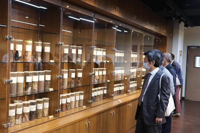 長庚大學「中醫藥教學館」15日揭幕啟用。(蔡依珍攝)