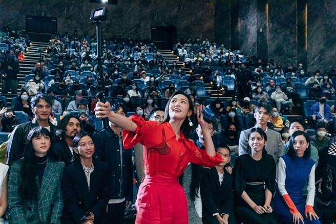 王净在《月老》金马场负责自拍。（金马执委会提供）