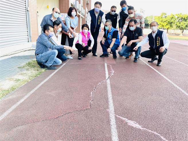 潭阳国小、东宝国小操场严重破损已不堪使用，立委杨琼璎15日会勘争取改善。（陈淑娥摄）