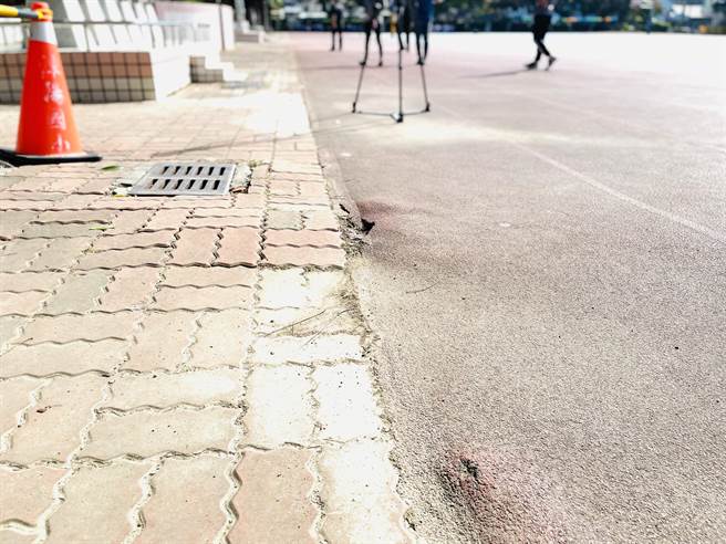 潭阳国小、东宝国小操场严重破损已不堪使用，立委杨琼璎15日会勘争取改善。（陈淑娥摄）