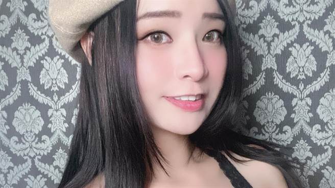 网红郭鬼鬼今日在社群上晒出走钟奖的性感穿搭吸引目光。（图／FB@郭鬼鬼 Angela）