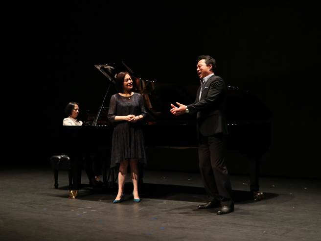 在舞台上可以是展现气势、同时又可怜兮兮的蝴蝶夫人，也可以是躲在一旁暗恋男主角的小女人。百变女高音林玲慧（中），这两年疫情间，是唱遍国内热门歌剧的主力女高音，实力坚强。左为钢琴家王佩瑶，右为韩国男高音崔胜震。（台中国家歌剧院提供）